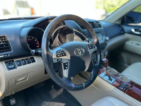 Used 2012 Toyota Highlander Limited w/ Tow Pkg AWD/4WD image 11