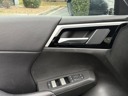 Used 2025 Mitsubishi Outlander SE image 9