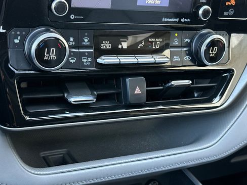 Used 2021 Toyota Highlander XLE FWD image 22