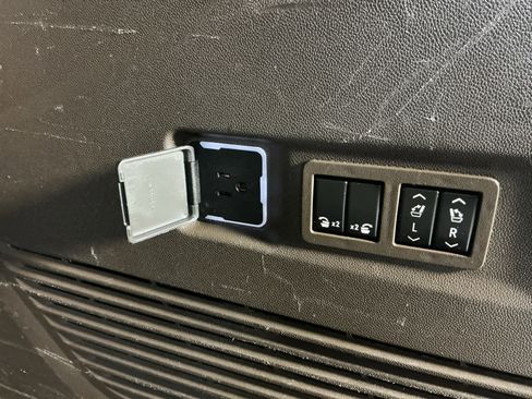 Used 2021 Chevrolet Suburban Z71 w/ Z71 Off-Road Package image 25