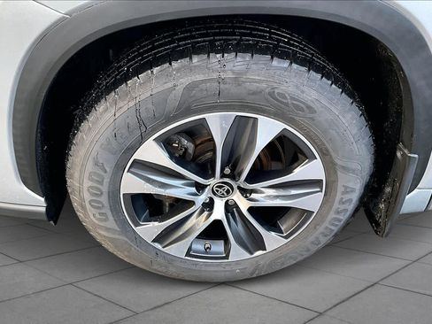 Used 2021 Toyota Highlander XLE image 11