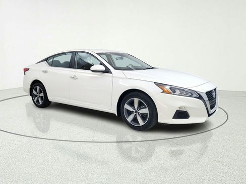 Used 2022 Nissan Altima SV image 1