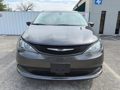 Used 2021 Chrysler Voyager L FWD image 8