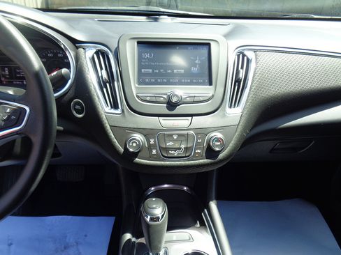 Used 2018 Chevrolet Malibu LT w/ LPO, Convenience Package 2 FWD image 16