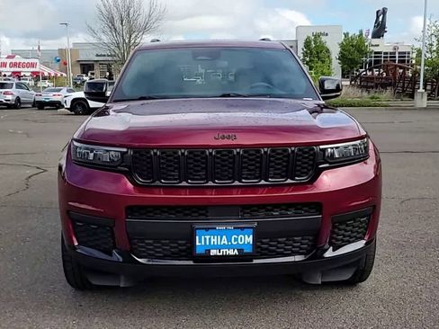 Used 2023 Jeep Grand Cherokee L Laredo image 3