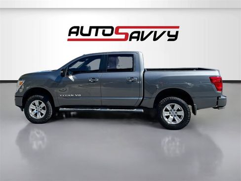 Used 2019 Nissan Titan SV w/ SV Convenience Package image 4
