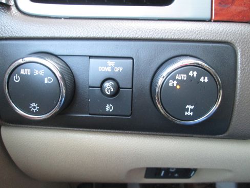 Used 2010 Chevrolet Suburban LTZ image 20