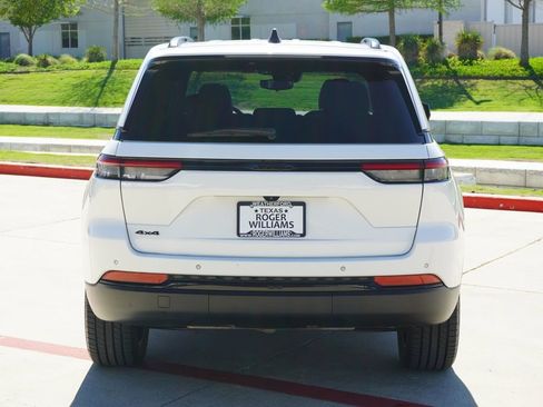 Used 2023 Jeep Grand Cherokee Altitude image 4