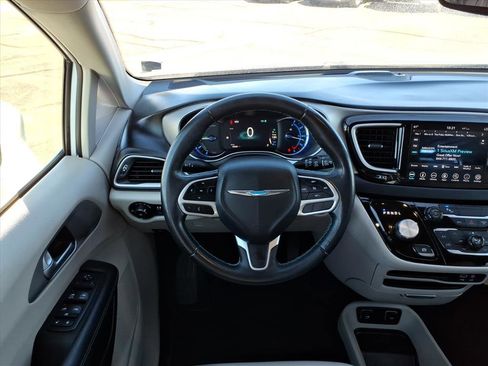 Used 2018 Chrysler Pacifica Touring-L image 10