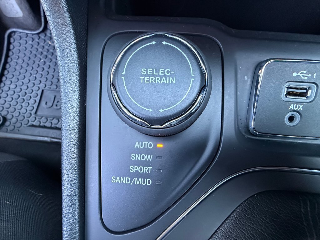 Used 2020 Jeep Cherokee Latitude w/ Cold Weather Group AWD/4WD image 25