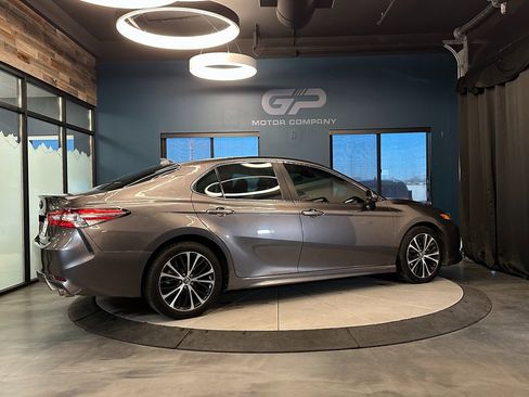 Used 2020 Toyota Camry SE image 3