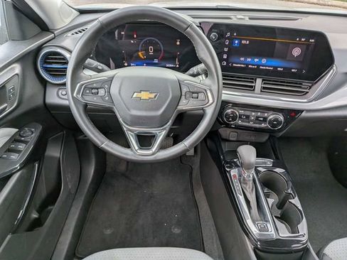 Used 2025 Chevrolet Trax LT w/ LT Convenience Package FWD image 12