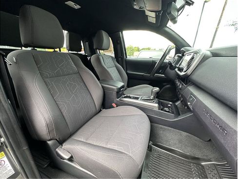 Used 2017 Toyota Tacoma TRD Sport w/ Tow Package (A/T) AWD/4WD image 15