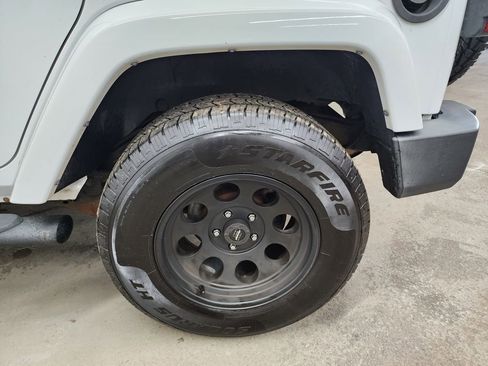 Used 2015 Jeep Wrangler Unlimited Sport w/ Connectivity Group image 33