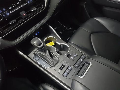 Used 2022 Toyota Highlander XLE image 27