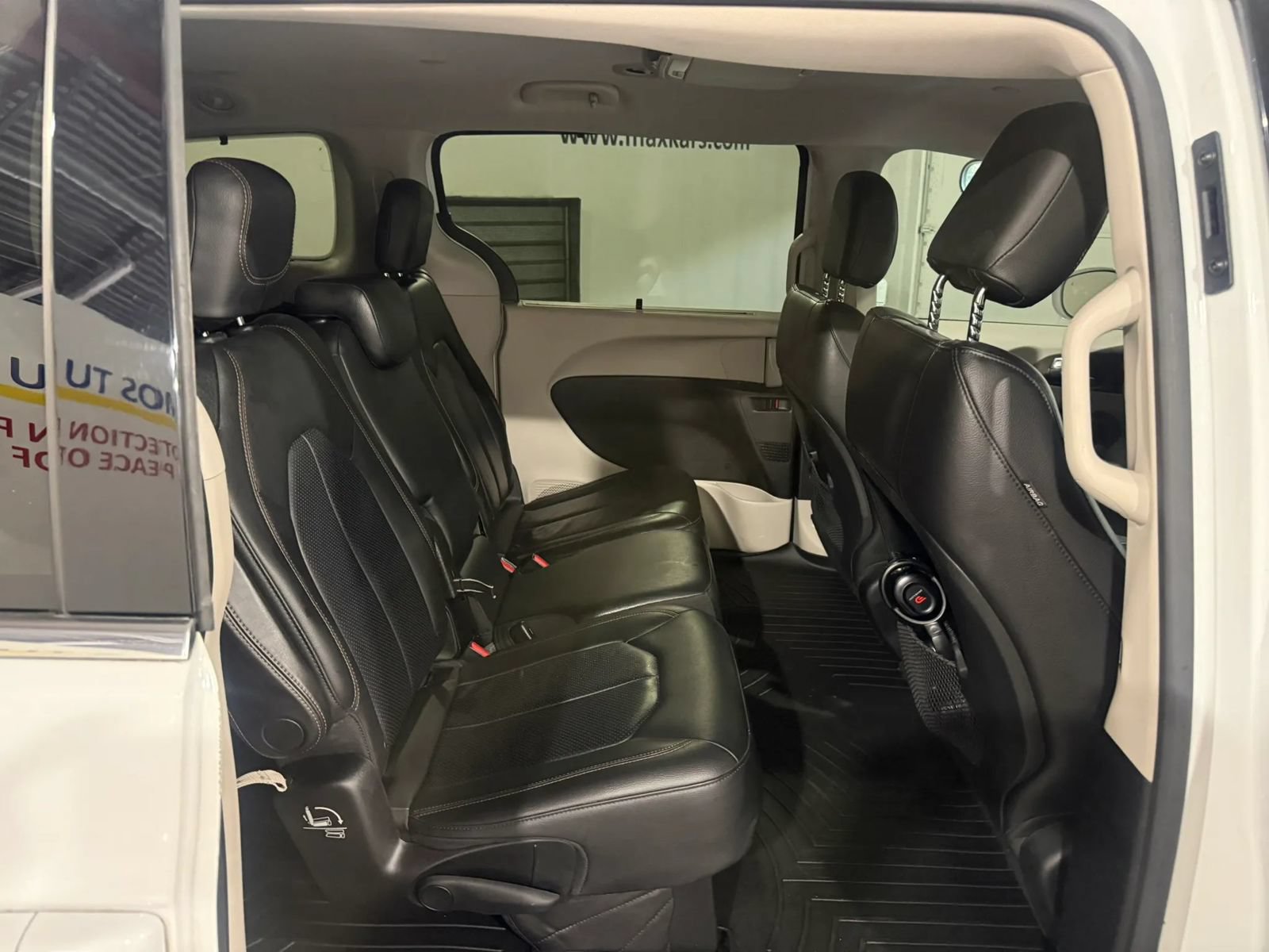 Used 2018 Chrysler Pacifica Touring-L FWD image 31