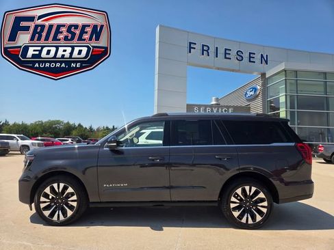 Used 2025 Ford Expedition Platinum w/ Driver's Package AWD/4WD image 4
