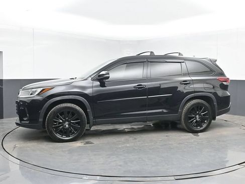 Used 2019 Toyota Highlander SE w/ Nightshade Edition FWD image 6