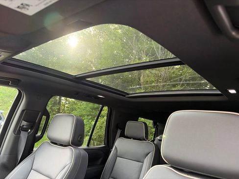 Used 2023 GMC Yukon SLT w/ SLT Premium Package AWD/4WD image 5