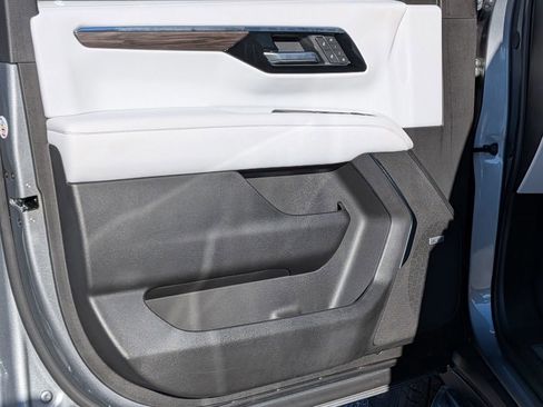 New 2025 Chevrolet Suburban Premier image 11