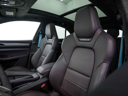 Certified 2025 Porsche Macan Turbo Electric AWD/4WD image 19