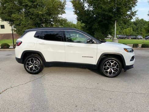 Used 2025 Jeep Compass Limited AWD/4WD image 9