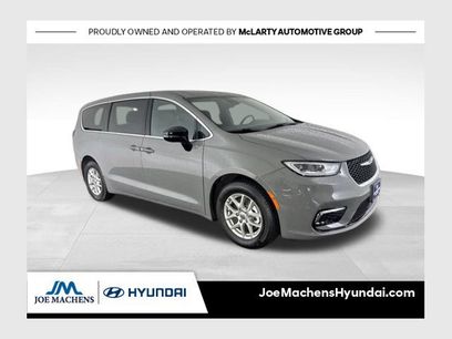 Used 2025 Chrysler Pacifica Select