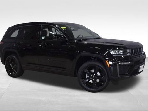 New 2026 Jeep Grand Cherokee Limited w/ Limited Altitude Package AWD/4WD image 4