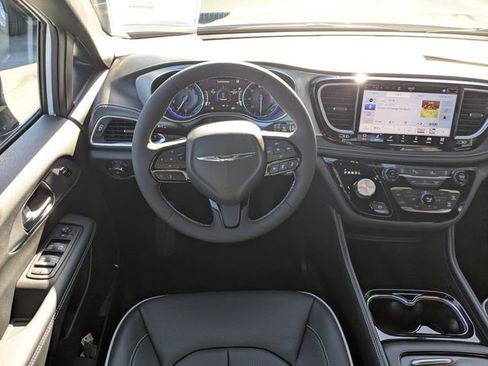 New 2026 Chrysler Pacifica Limited w/ S Appearance Package FWD image 16