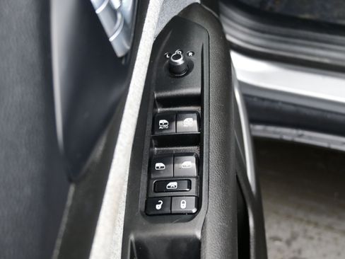 Used 2024 Jeep Compass Latitude image 11