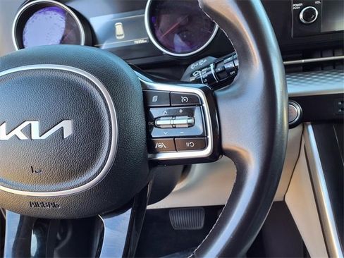 Used 2024 Kia Carnival LX image 16