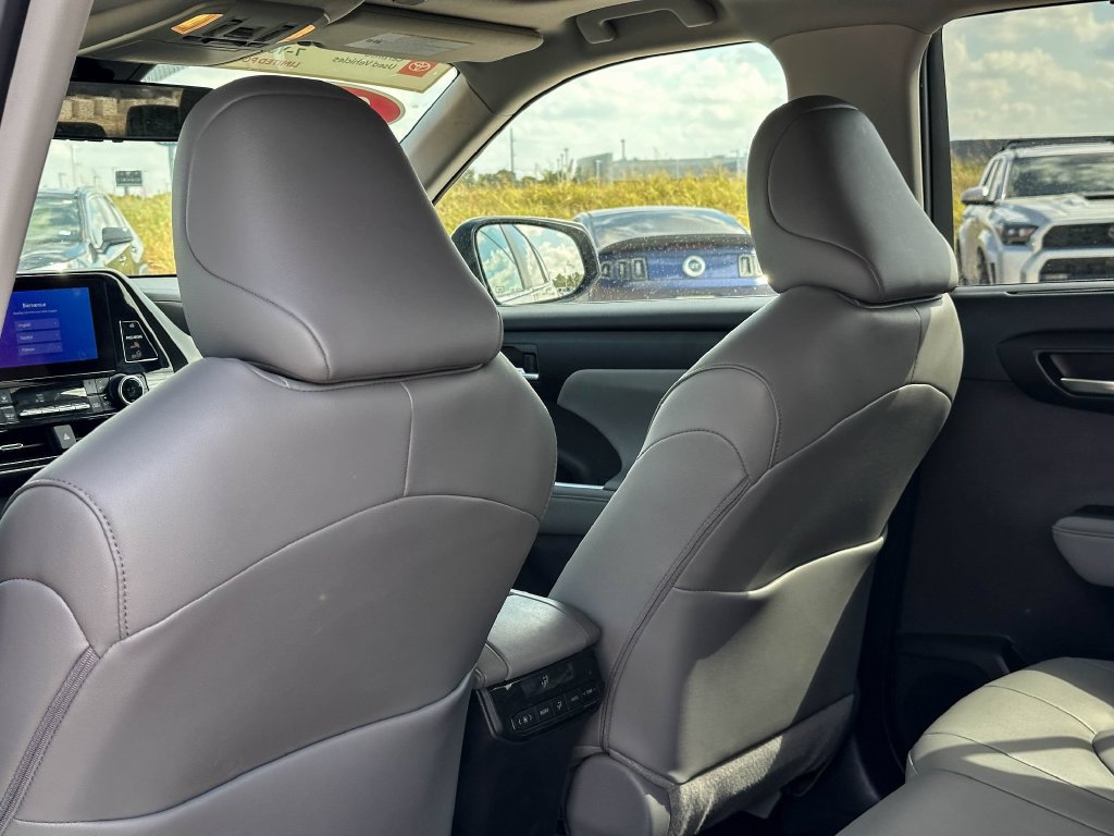 Certified 2025 Toyota Highlander XLE FWD image 18