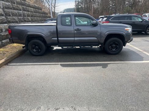 Used 2018 Toyota Tacoma SR w/ SR Convenience Package image 3