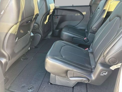 New 2026 Chrysler Pacifica Select image 5