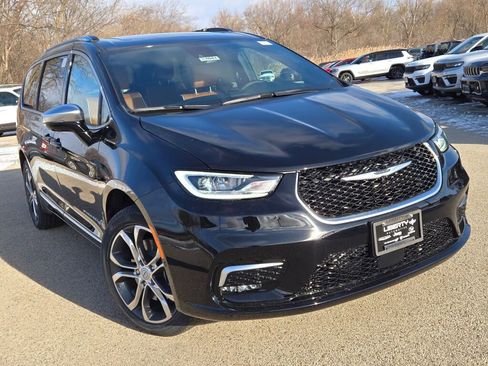 New 2026 Chrysler Pacifica Pinnacle image 3