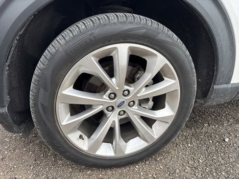 Used 2023 Ford Explorer Platinum w/ Technology Package image 4