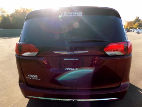 Used 2017 Chrysler Pacifica Touring-L Plus w/ Tire & Wheel Group image 15