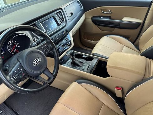 Used 2017 Kia Sedona LX w/ LX Essentials Premium Package image 10