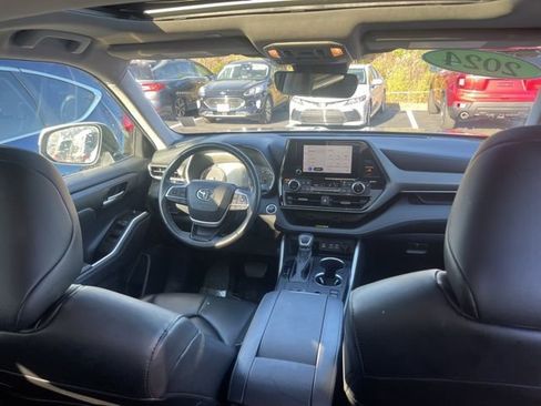 Used 2024 Toyota Highlander XLE image 4