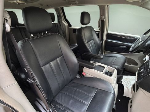 Used 2014 Chrysler Town & Country Touring image 15