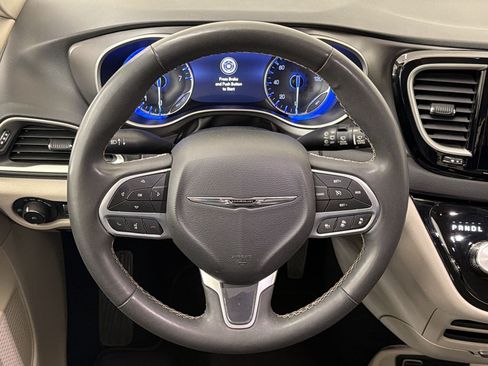 Used 2023 Chrysler Pacifica Touring-L FWD image 11