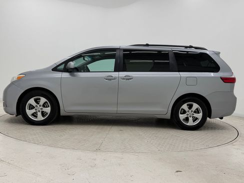 Used 2016 Toyota Sienna LE image 2