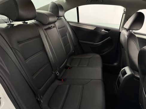 Used 2017 Volkswagen Jetta SE image 16