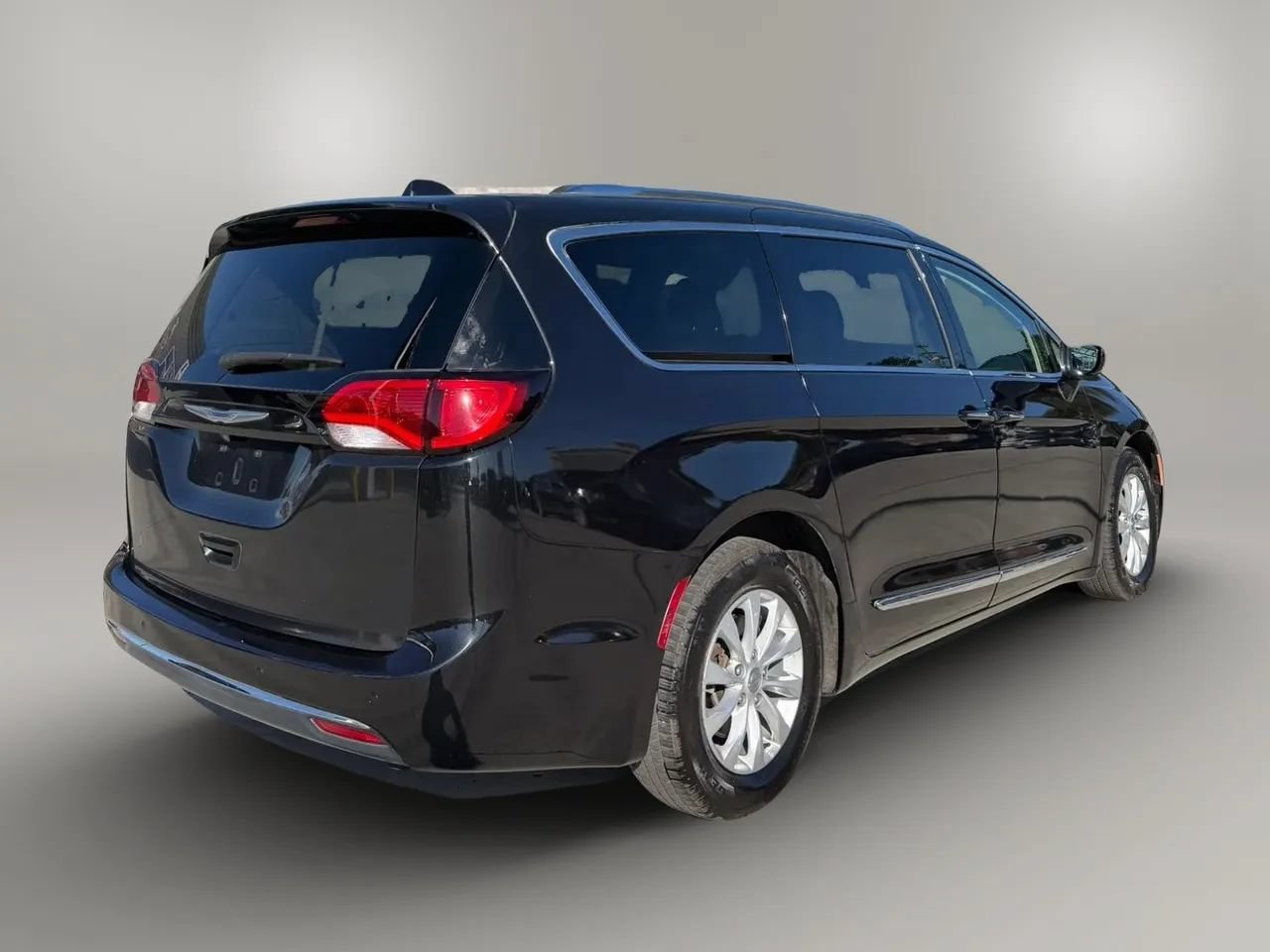 Used 2019 Chrysler Pacifica Touring-L FWD image 5