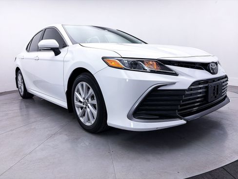 Used 2024 Toyota Camry LE w/ Convenience Package image 8