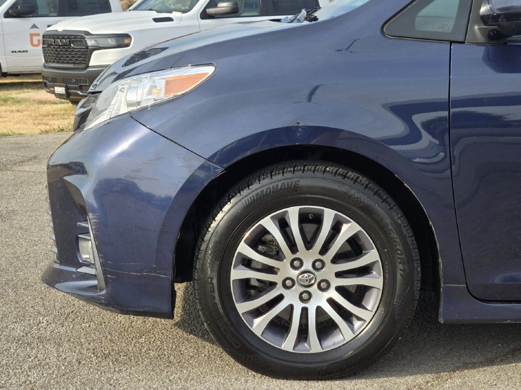Used 2018 Toyota Sienna XLE w/ XLE Navigation Package FWD image 8