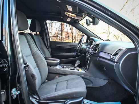 Used 2019 Jeep Grand Cherokee Laredo image 17