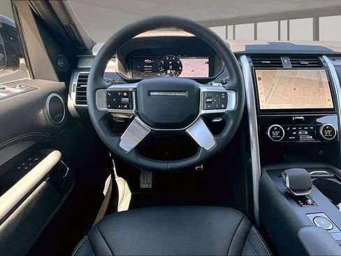 Certified 2025 Land Rover Discovery Dynamic SE AWD/4WD image 5