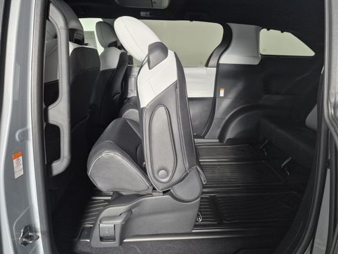 New 2026 Toyota Sienna XSE FWD image 32