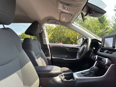 Used 2021 Toyota RAV4 LE AWD/4WD image 16